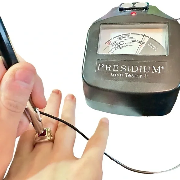 Vintage Signed Ruby Sterling Silver Ring (6.5/9g) - Picture 14 of 15